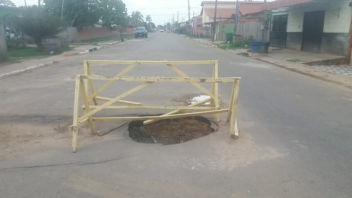 Moradores da Rua Newton Prado cobram da Prefeitura providências sobre buraco: “É um perigo constante”