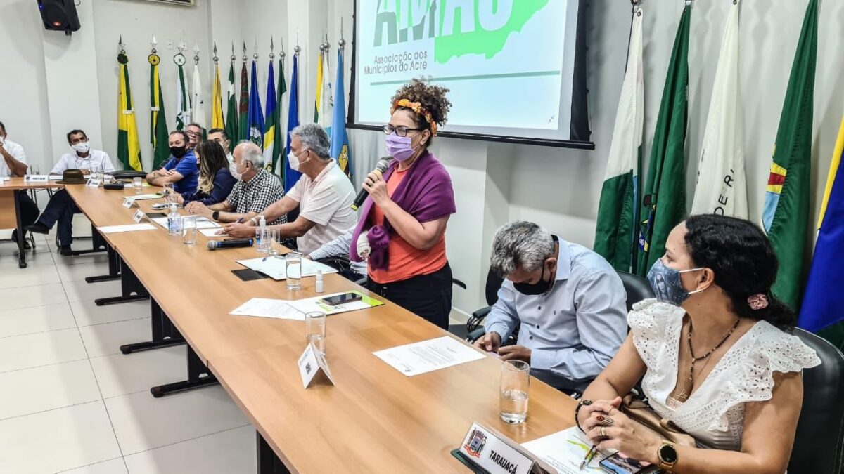 Em reunião na AMAC, Perpétua garante apoio a todos os municípios do Acre