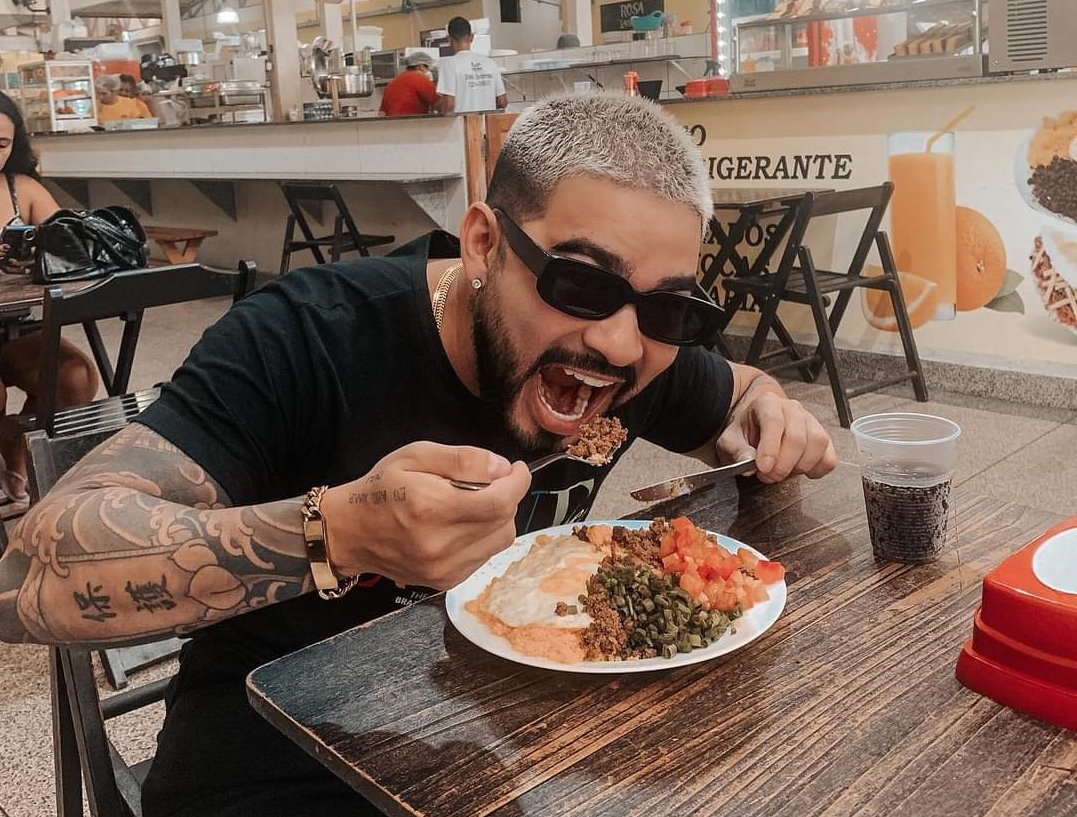 Apresentador Yudi Tamashiro vem ao Acre faz show, participa de culto e experimenta a ‘baixaria’ do Mercado do Bosque