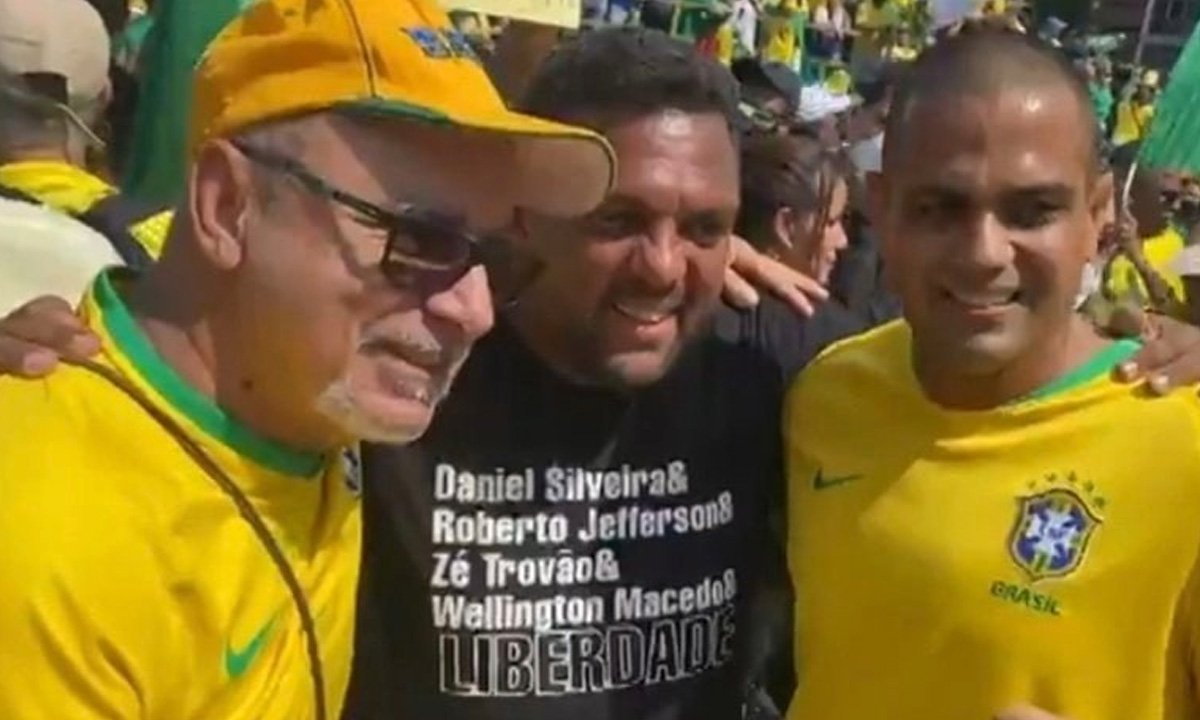 Rachadinha: Bolsonaristas ‘tietam’ Fabrício Queiroz em ato no Rio de Janeiro