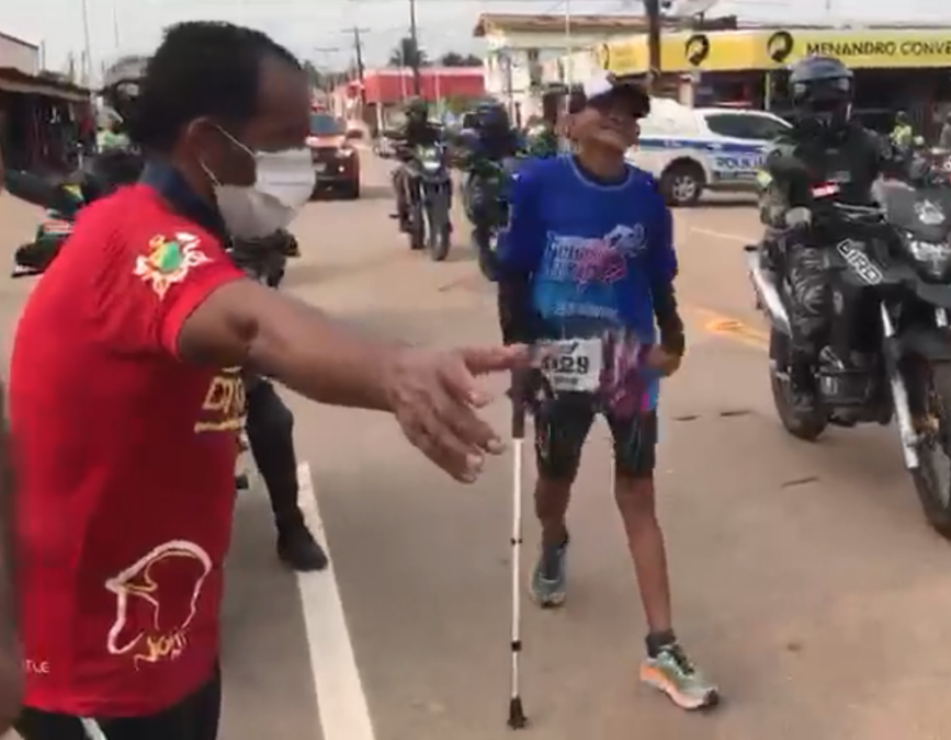 Em Sena Madureira, corredor com limitações, completa percurso de 10km em maratona e é aplaudido
