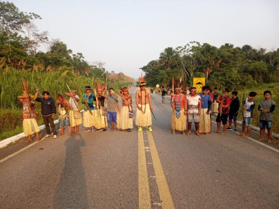Contra marco temporal, indígenas voltam a protestar e fecham rodovia em Cruzeiro do Sul