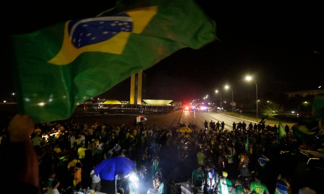 Apoiadores de Bolsonaro furam bloqueio e invadem Esplanada dos Ministérios em Brasília