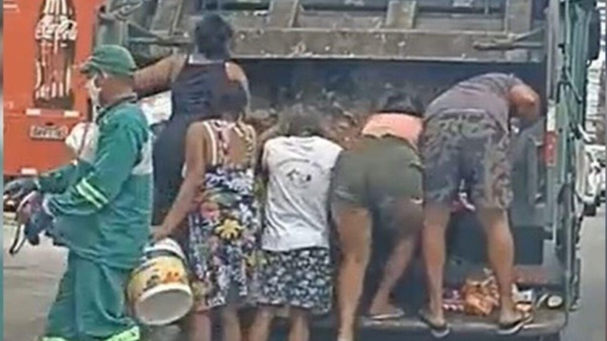 O Retrato da Miséria: Pessoas reviram caminhão de lixo em busca de comida em Fortaleza-CE