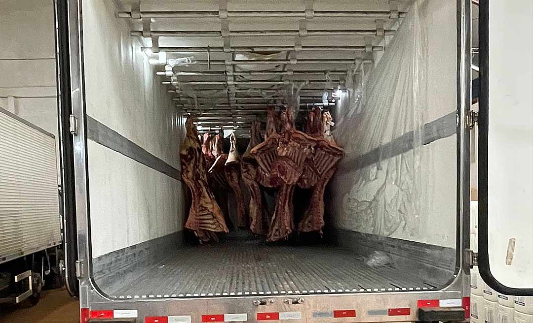 Armados, criminosos rendem motorista da Fricarnes, roubam 2,5 mil quilos de carne e deixam prejuízo de R$ 70 mil a empresário