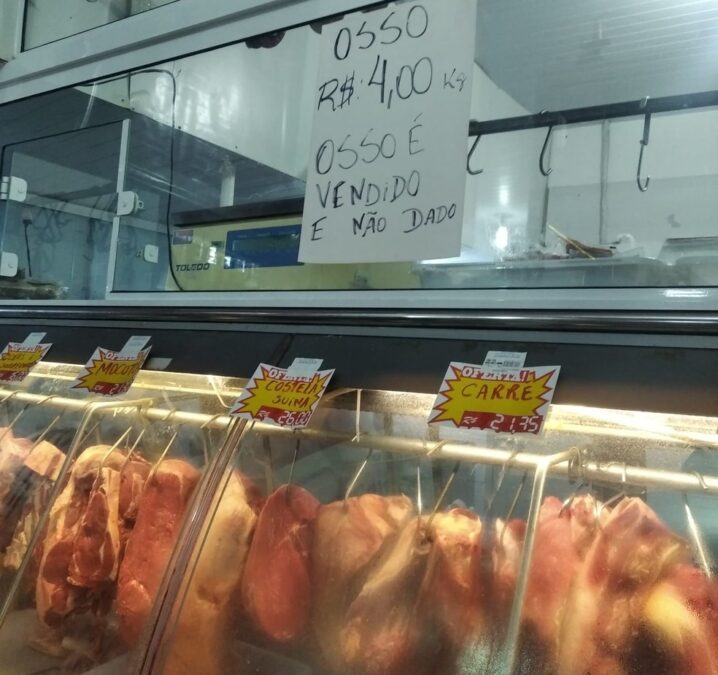‘Osso é vendido e não dado’: diz placa de açougue em Florianópolis