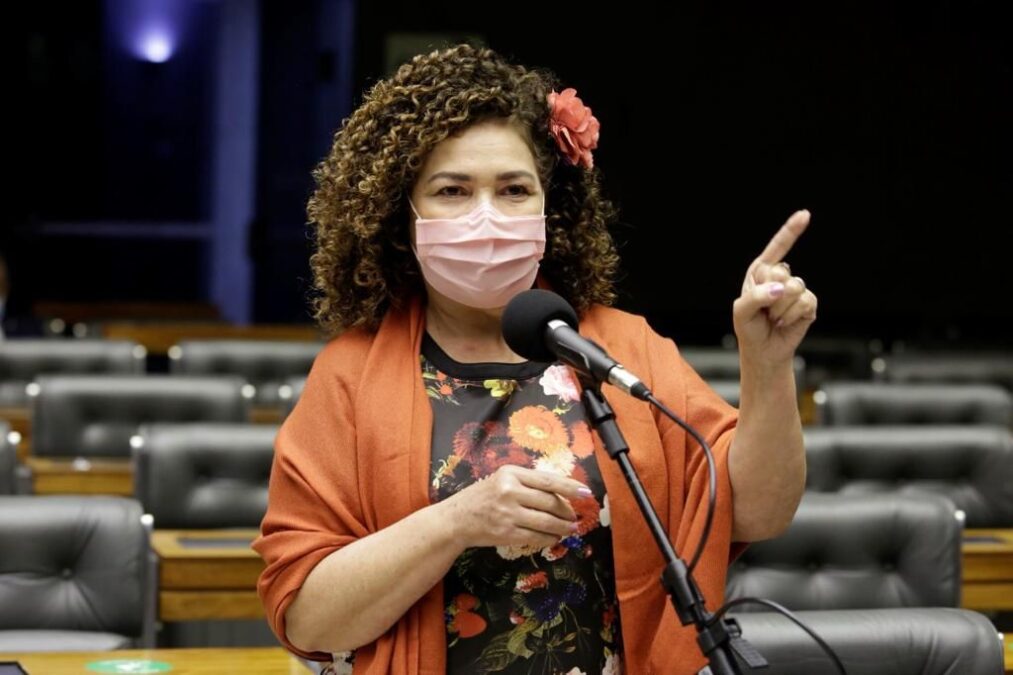 Perpétua cobra votação do PL que anistia o Fies para estudantes endividados