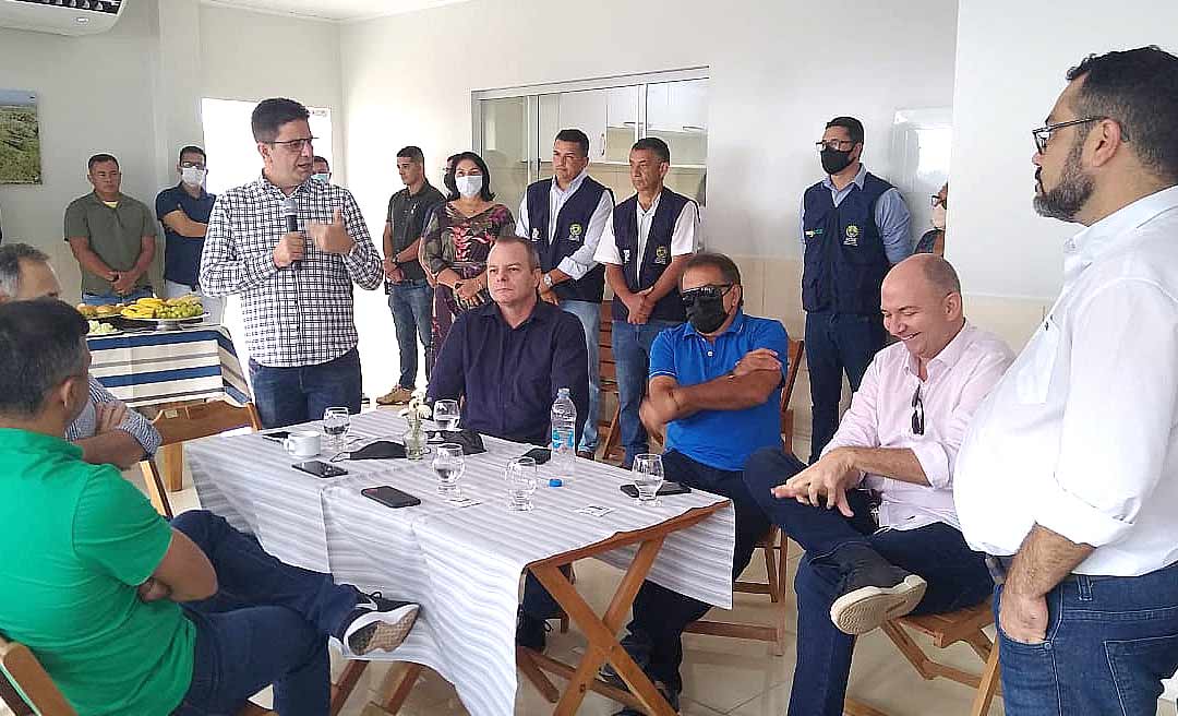 Em café com a base, Gladson detona Zen por causa de Ana Paula: “Ele deveria se olhar no espelho”