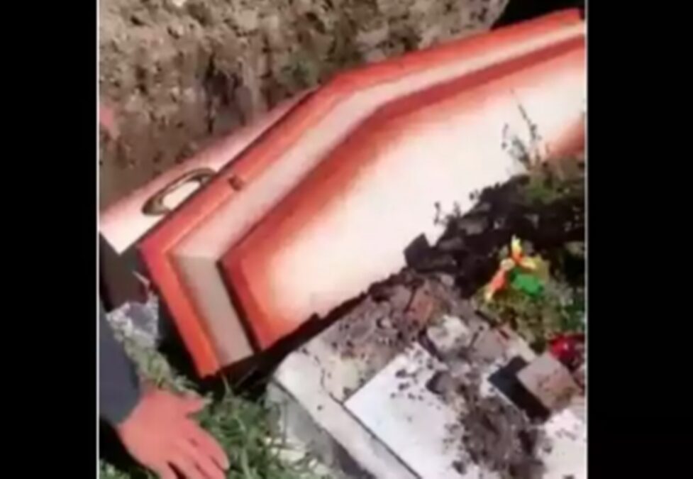 Caixão quebra e corpo cai dentro de cova durante sepultamento