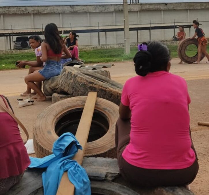 Mulheres de presos bloqueiam a BR 364 enfrente ao presídio Evaristo de Moraes de Sena Madureira