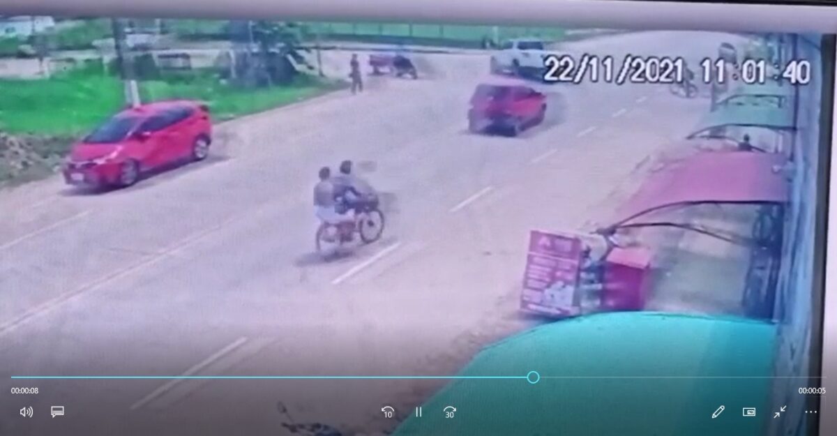 Câmera de Segurança flagra acidente na Av. Brasil entre motoqueiro e veículo da prefeitura conduzido por filho de vereador; Vítima promete acão criminal contra condutor do veículo