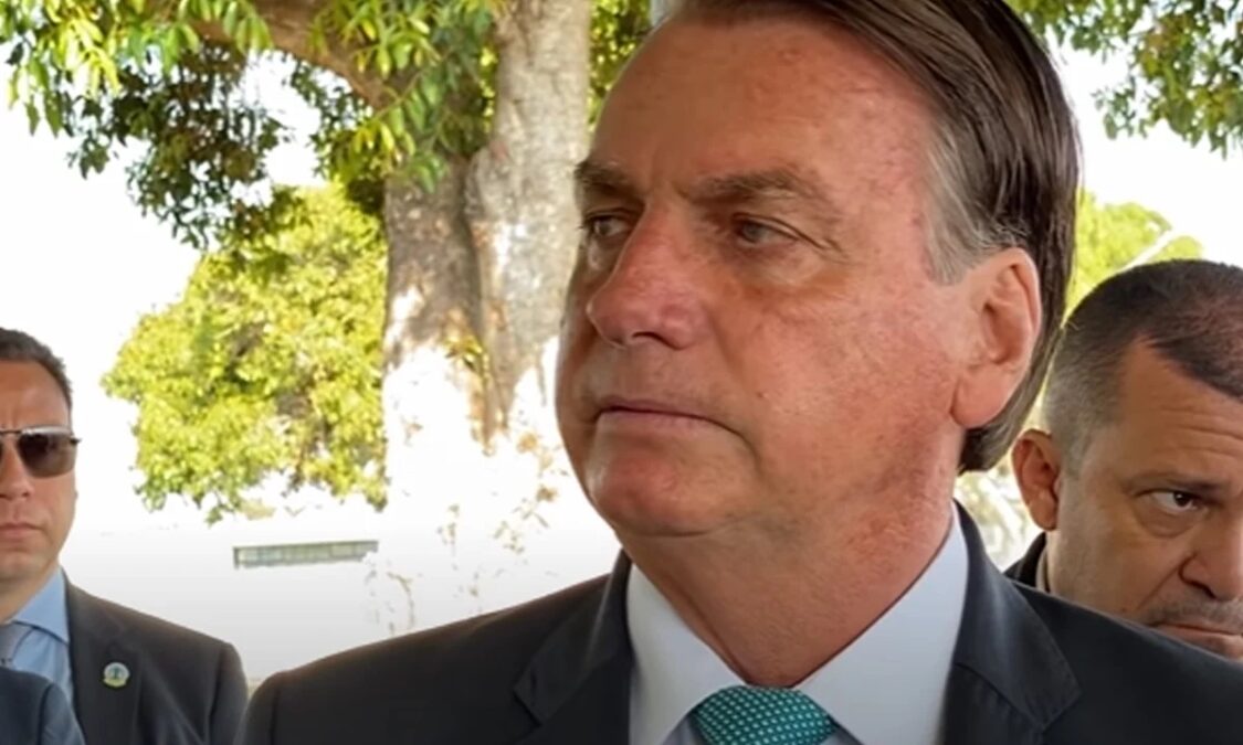 Bolsonaro dá bronca em apoiadora após fake news sobre Lula
