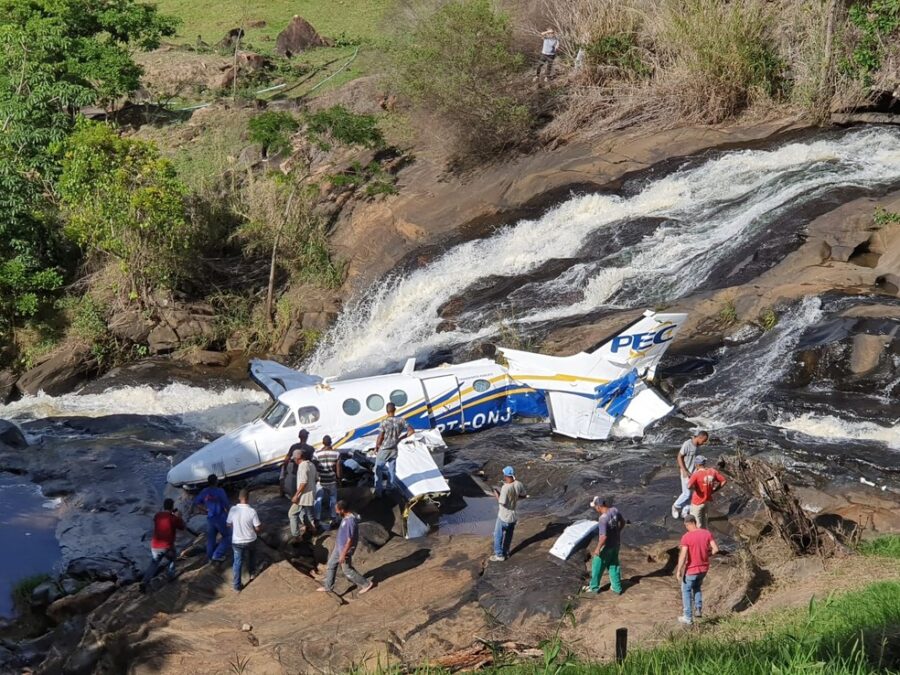 Marília Mendonça é resgatada após avião em que cantora estava cair em MG, diz assessoria