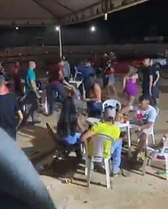 Vídeo: Mulher trans é arrastada pelo pescoço em bar de Sena Madureira após suposta briga