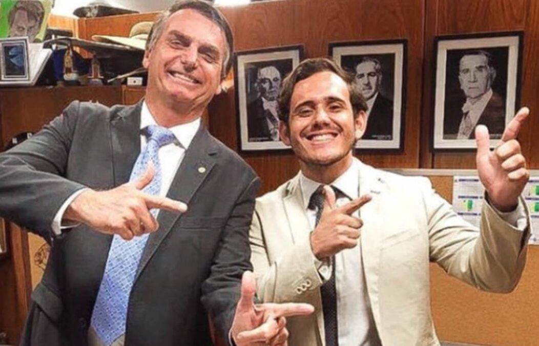 Acusado de jogar namorada do carro já fez “arminha” com Bolsonaro