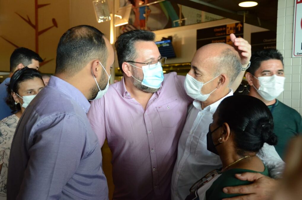 Após cirurgia, Alan Rick é recepcionado por familiares, amigos e apoiadores no Aeroporto de Rio Branco