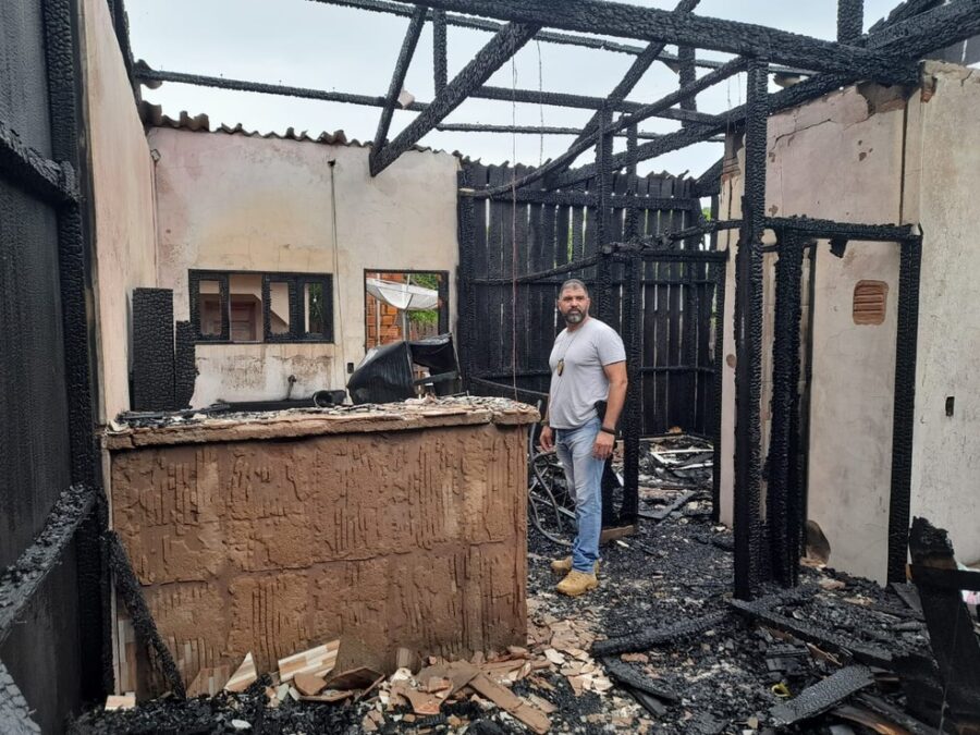 Suspeito de atear fogo na casa da ex-mulher por ciúmes vai para prisão domiciliar no Acre