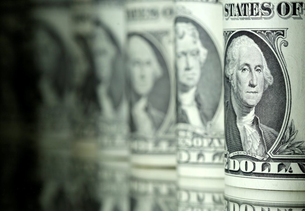 Dólar fecha em alta de 1,57% na primeira sessão de 2022
