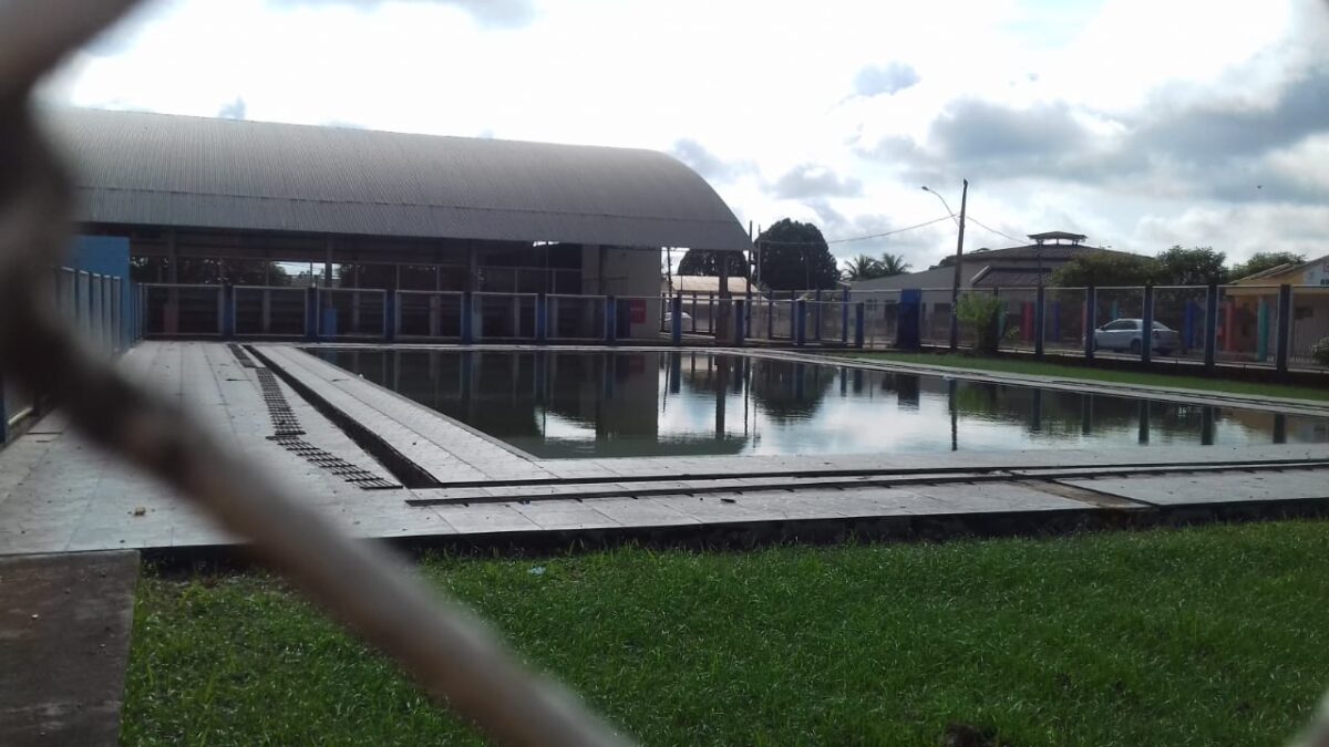 Piscina abandonada ao lado de ginásio poliesportivo em Sena vira viveiro do mosquito da dengue e preocupa, dizem moradores