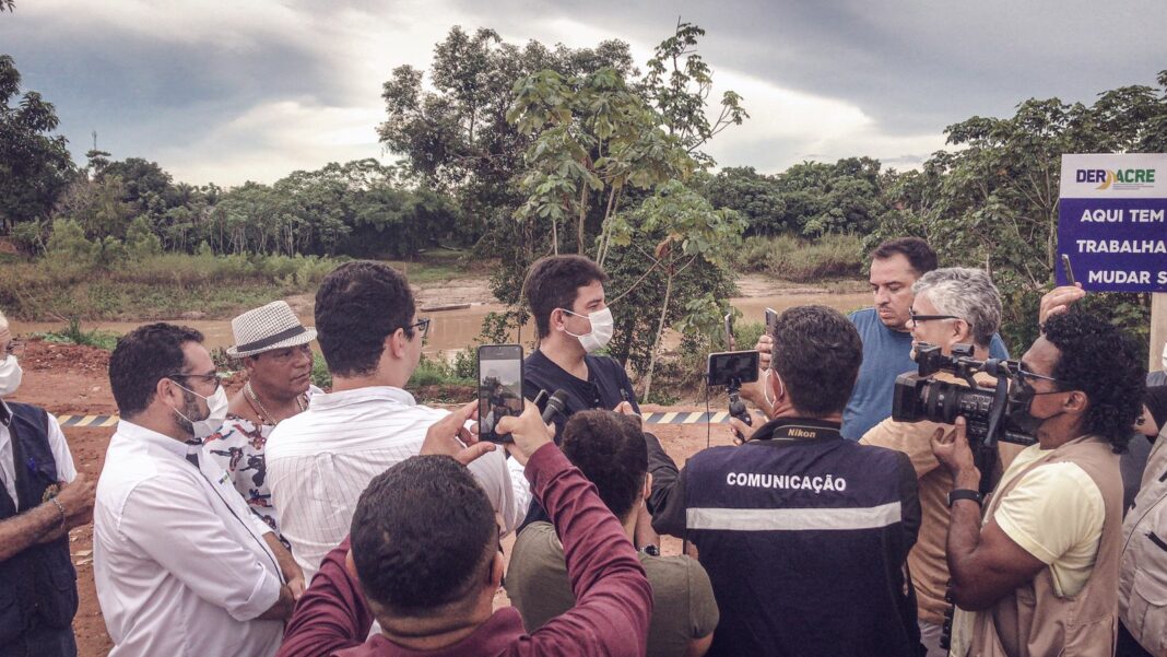 Intervenção do governo do Estado evita desmoronamento de rua e casas em Rio Branco