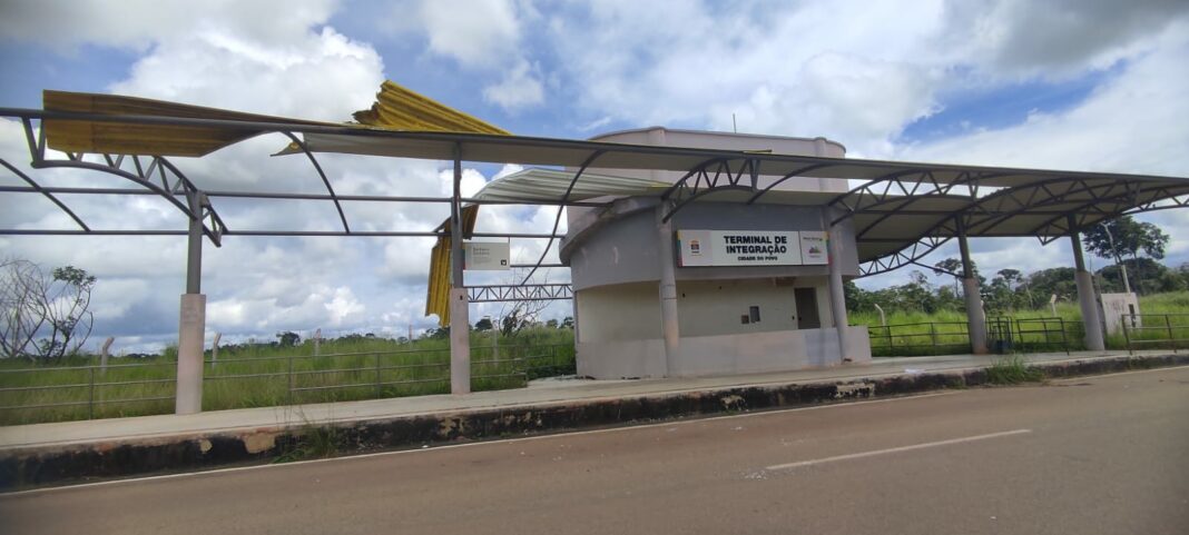 Após custar R$ 1,4 milhão, terminal da Cidade do Povo está abandonado e é alvo de vandalismo