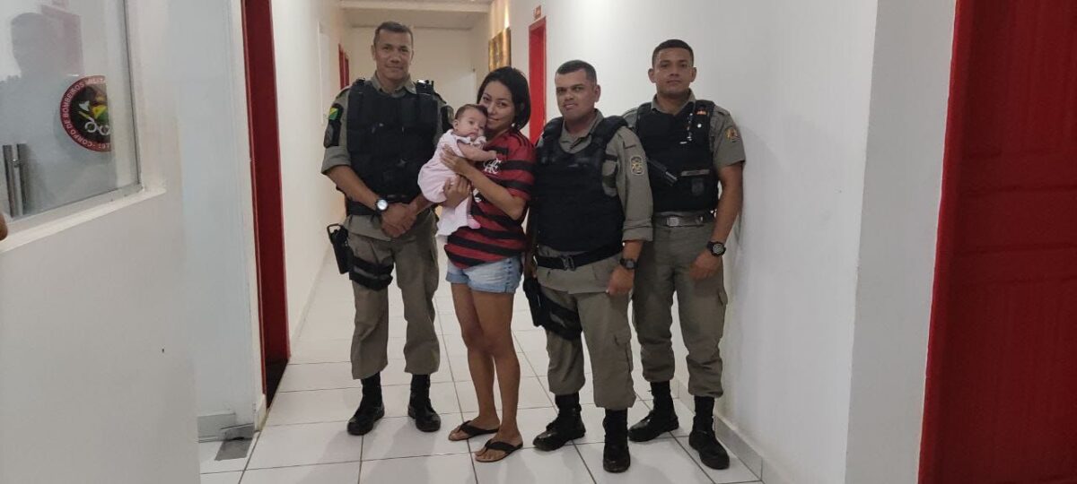PMs salvam bebê de 03 meses engasgado com leite materno