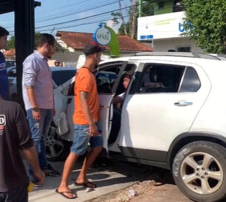 Imagens fortes: Embriagado, advogado que já foi preso por estelionato invade comércio e manda 2 para o PS de Rio Branco