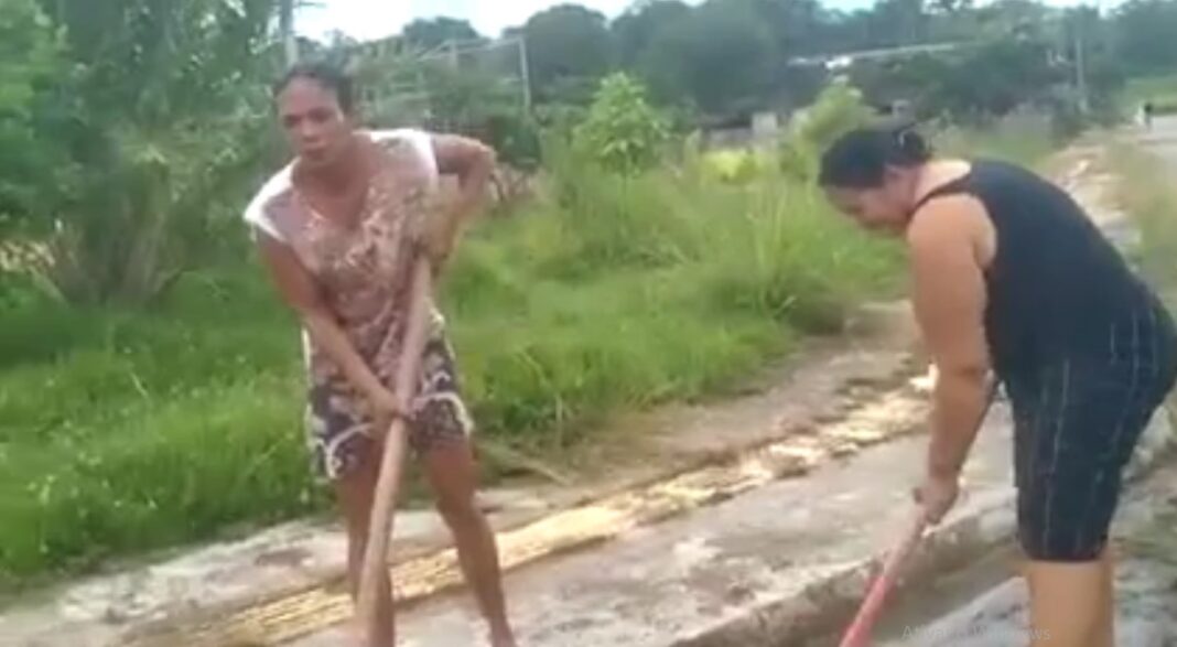 Mulheres da Cidade do Povo limpam rua por conta própria e pedem para Bocalom “tomar vergonha na cara”