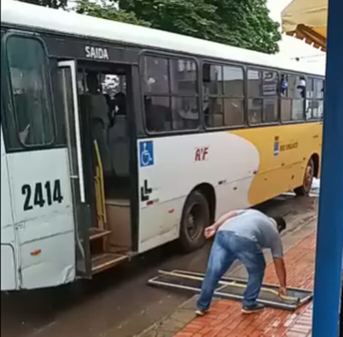 Porta de ônibus quebra e gera medo em usuário de tranporte público de Rio Branco