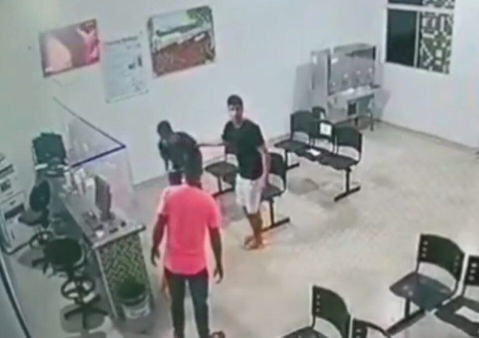Vídeo: Homem destrói equipamentos e agride profissionais de saúde em busca de atendimento em hospital de Senador Guiomar
