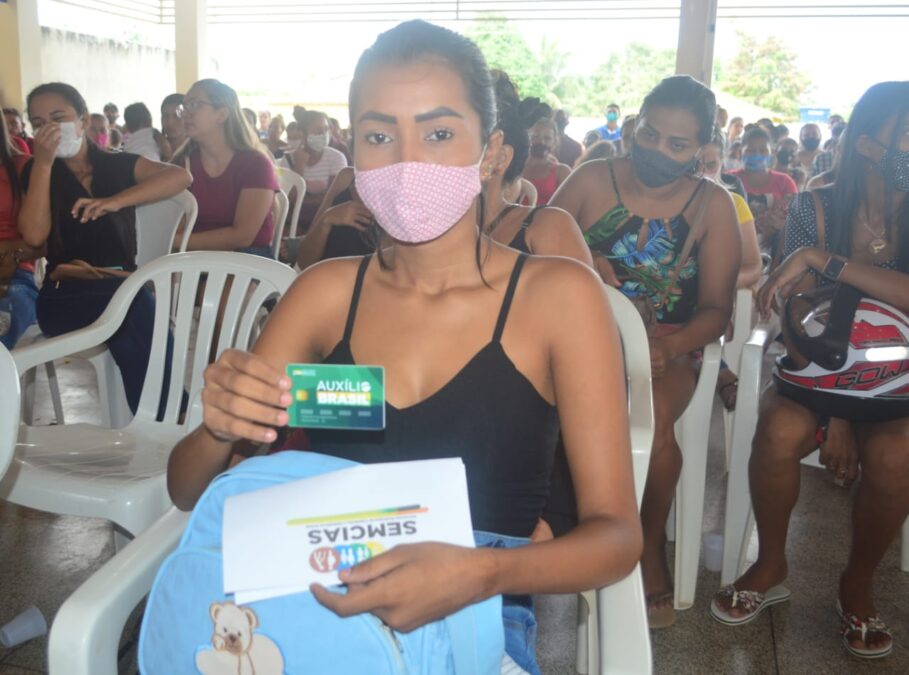 Cartões do Programa Auxílio Brasil são entregues para novas famílias em Sena Madureira