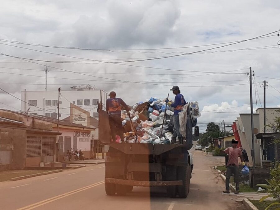 Sem máscaras de proteção, Garis de Sena Madureira recolhem lixo em veículo sucateado e expostos a riscos