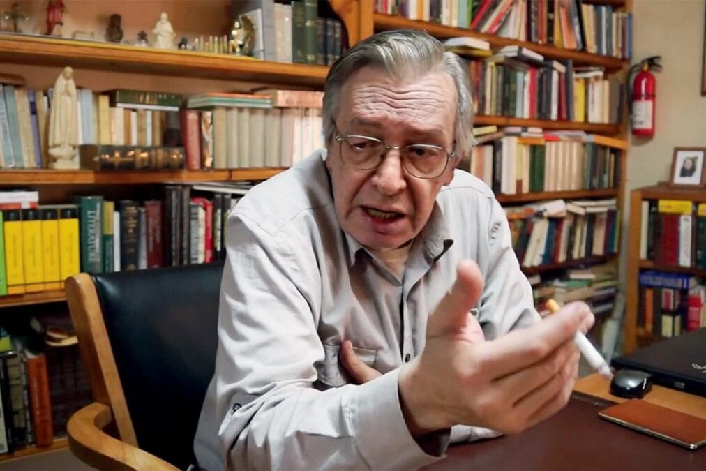 Clã Bolsonaro lamenta morte de Olavo de Carvalho