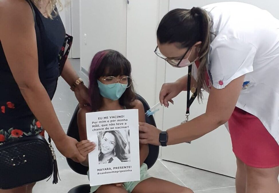 ‘Me vacino por mim e por minha mãe que não teve a chance’, diz menina de 8 ao ser imunizada no DF