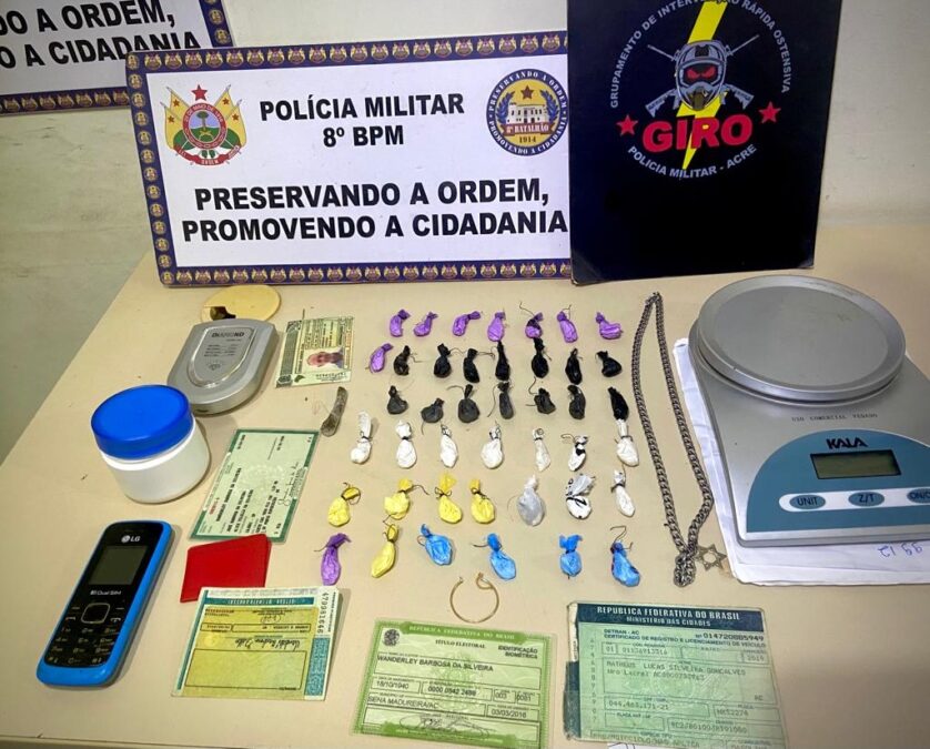 8° BPM apreende entorpecente e recupera objetos subtraídos do roubo.
