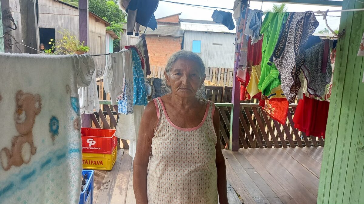 “O prefeito só andou aqui na época da eleição”, diz moradora afetada pela enchente em Sena Madureira
