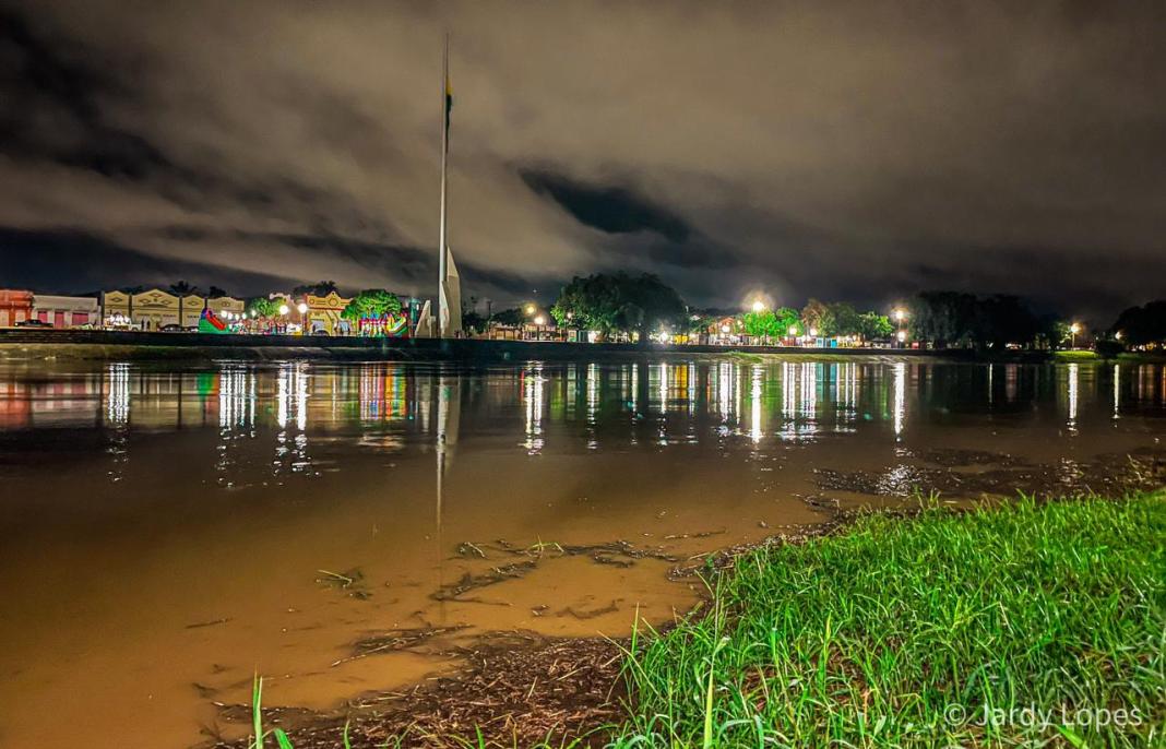 Rio Acre ultrapassa cota de alerta e 10 bairros podem ser atingidos a qualquer momento