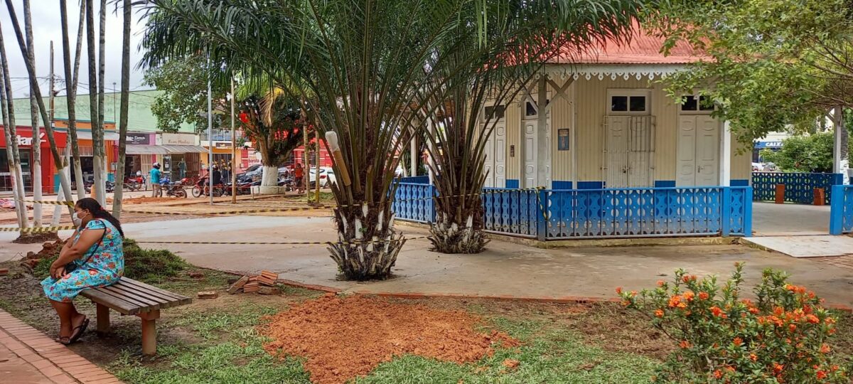 Vereadores solicitam informações sobre construção na Praça 25 de Setembro