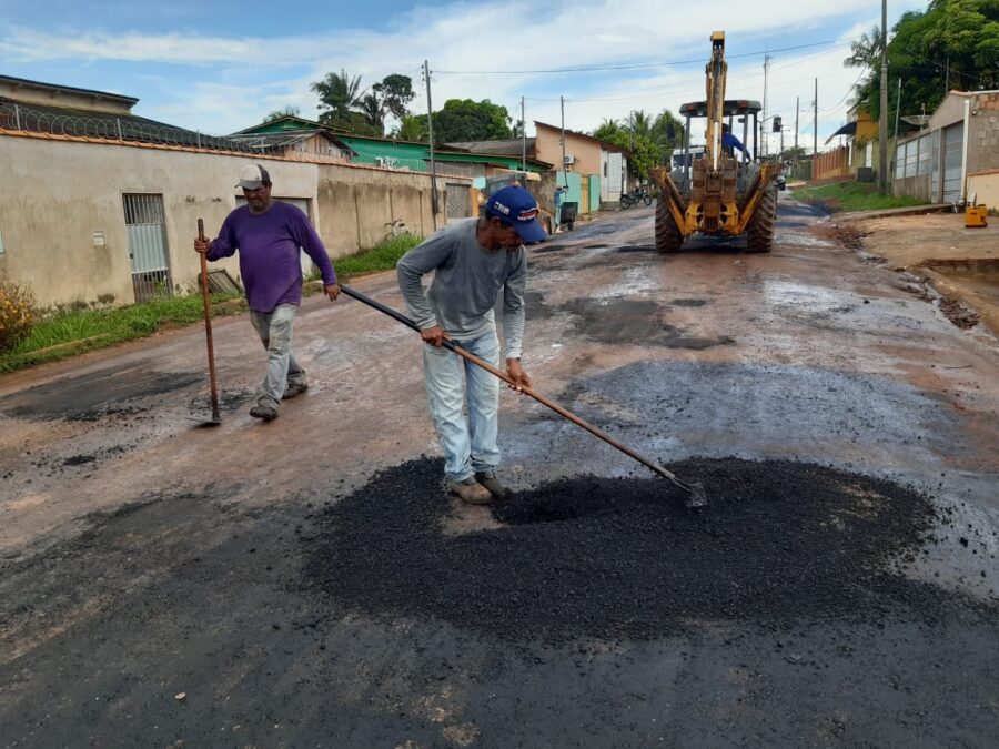 Trecho da rua Maranhão em Sena recebe manutenção após sofre deteriorização durante enchente do ano passado