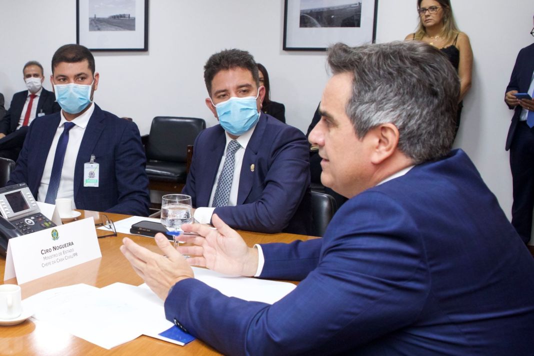 Com comitiva de deputados, Nicolau relata a ministro situação crítica da BR-364 e pede recursos para recuperação da estrada