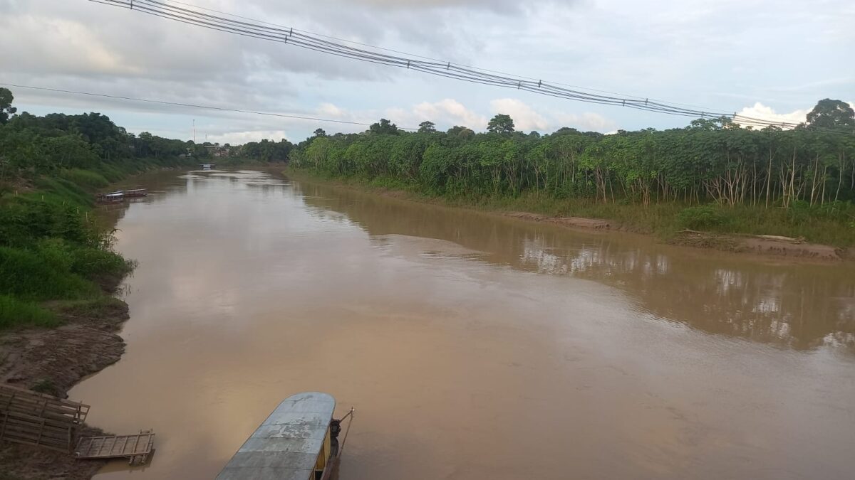 Urgente: Pai e filho desaparecem após barco naufragar no Rio Iaco, em Sena Madureira