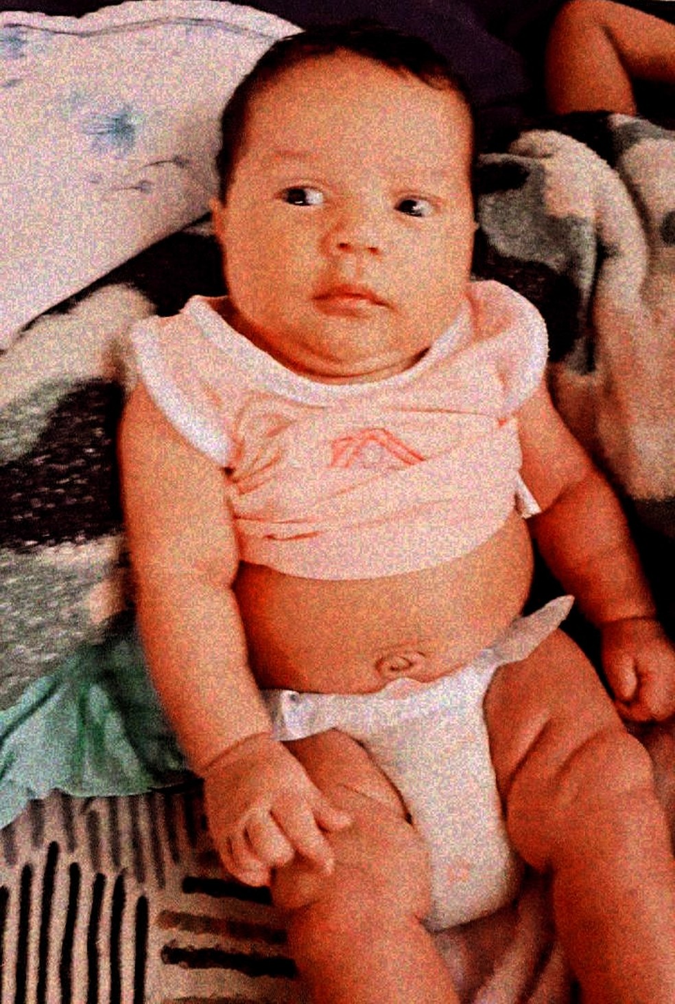 Exame confirma que bebê morreu engasgado com leite após mãe dormir durante amamentação no Acre