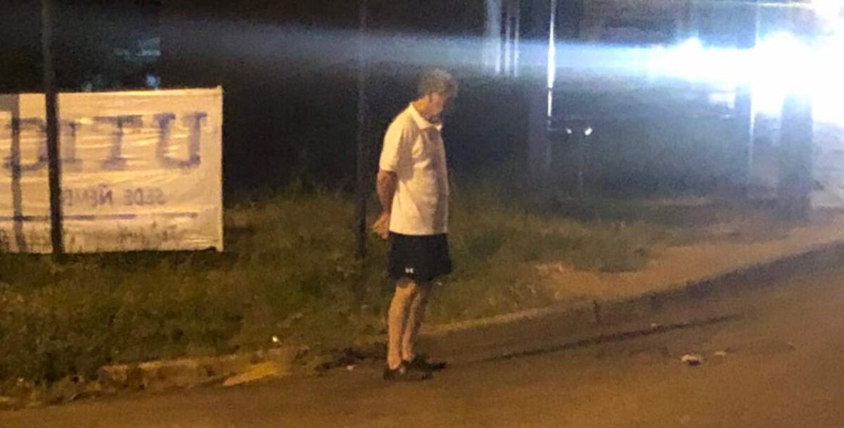 Pai de 72 anos espera todos os dias a filha em uma rua escura para acompanhá-la até em casa