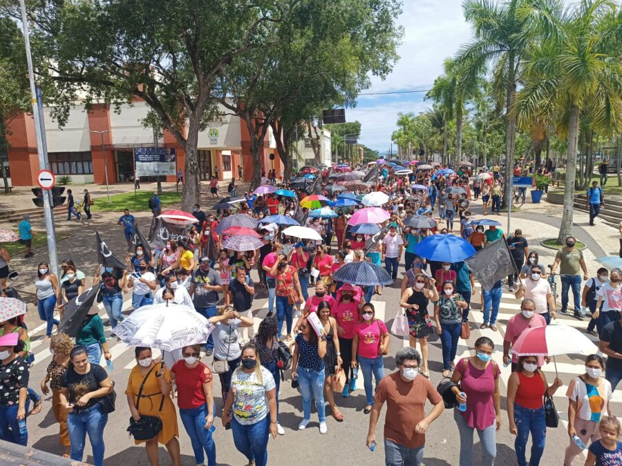 Protestando contra Gladson e Bocalom, servidores da Educação em greve caminham no centro de Rio Branco