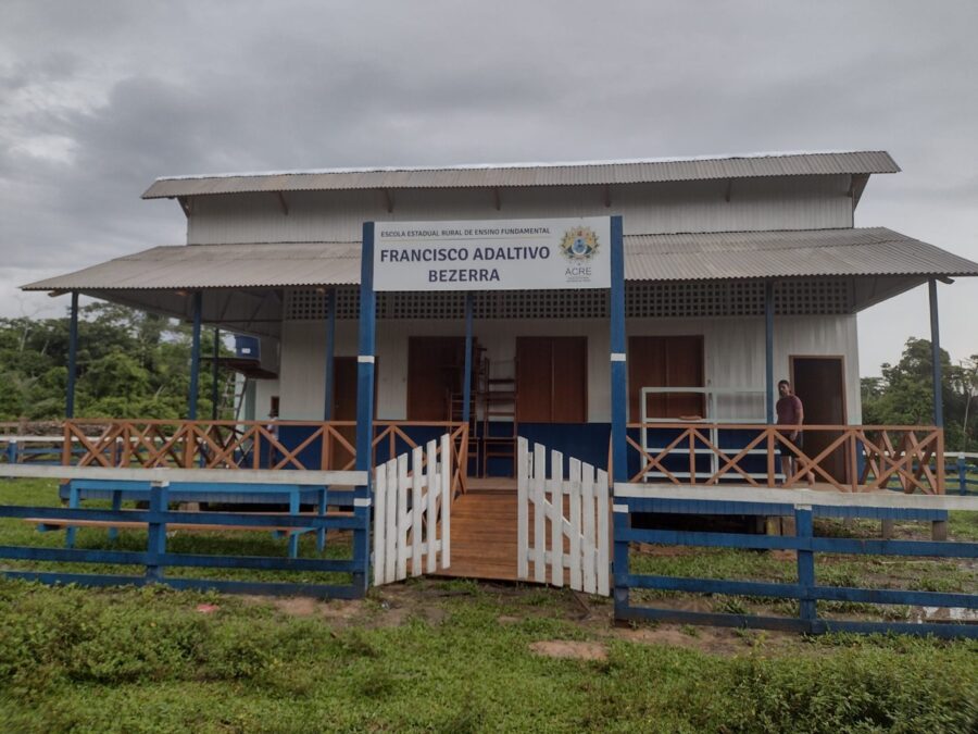 Dez escolas estaduais são revitalizadas no rio Macauã, em Sena Madureira