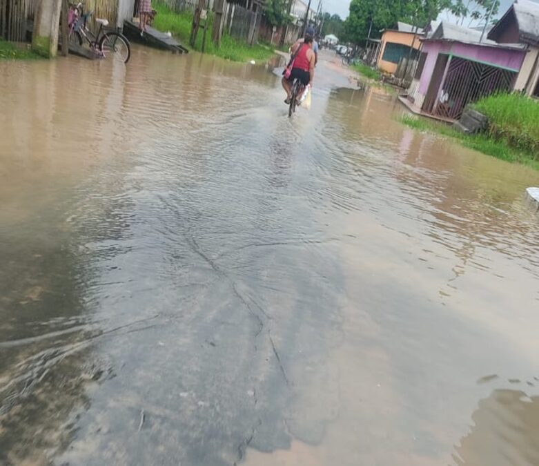 Após fortes chuvas, nível do Rio Tarauacá sobe mais de 4 metros e volta a transbordar no interior do AC