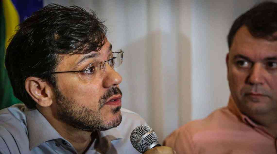 ‘Difícil trabalhar assim’: médico infectologista critica desobrigação de uso de máscaras