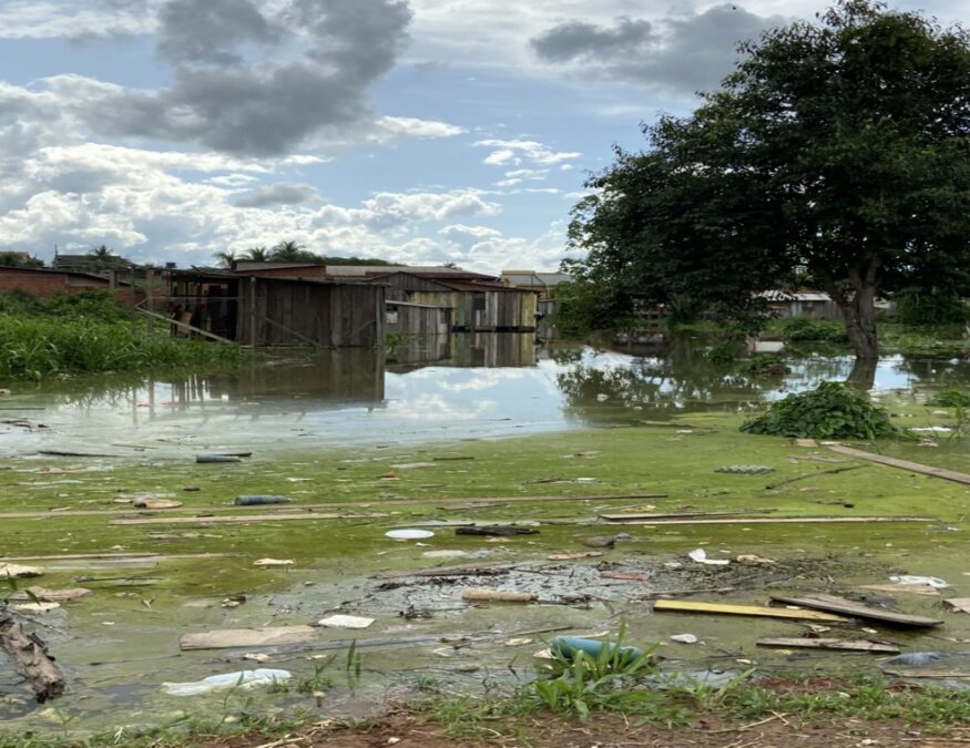 Em Sena Madureira, Rio Iaco apresenta vazante e famílias aguardam em abrigo retorno para casa