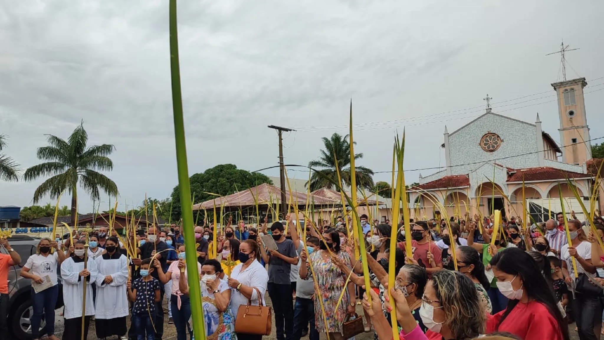 Semana santa: Em Sena, igreja católica celebra a Missa do domingo de ramos que marcou a entrada de Jesus em Jerusalém