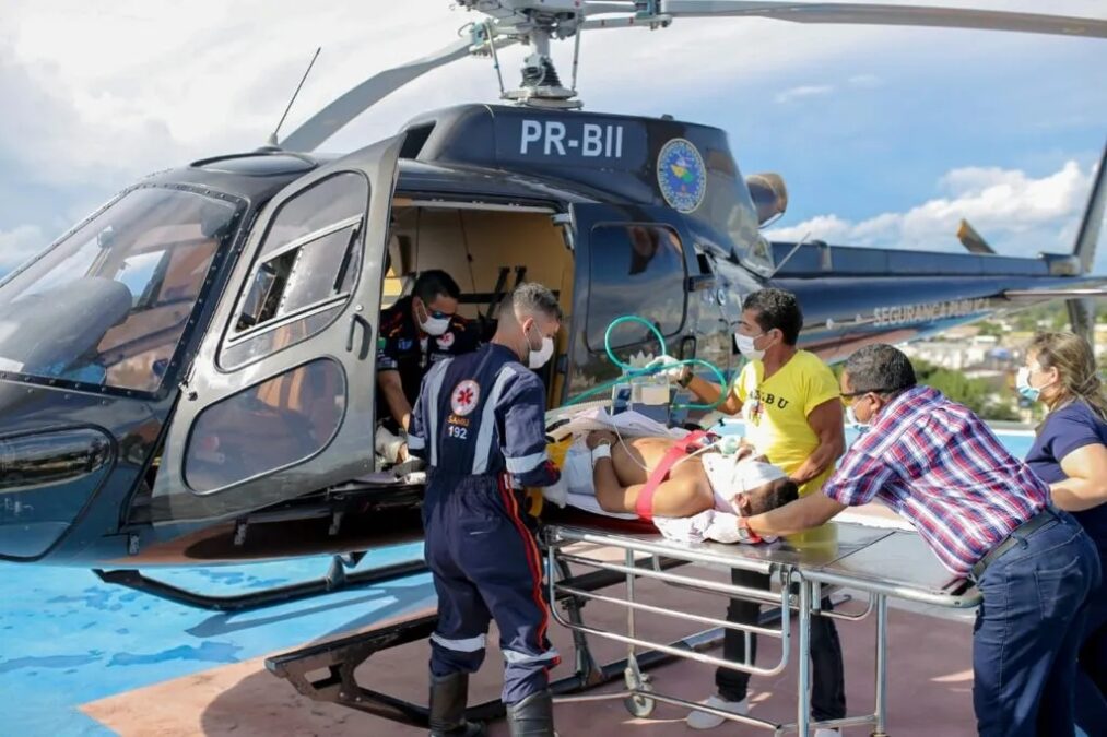Helicóptero do CIOPAER resgata vítima de grave acidente em Sena Madureira